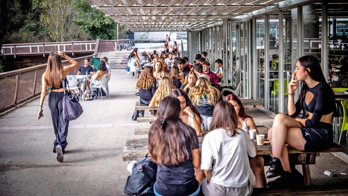 Estudiantes en el campus de la Universitat Autònoma de Barcelona.