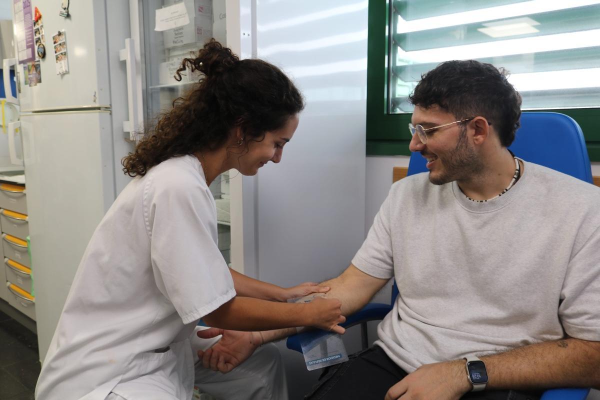 Enfermera del SCS tratando un paciente.