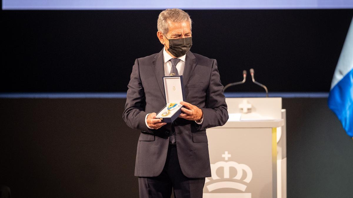 Naviera Armas. Antonio Armas, presidente de Naviera Armas, recibe la Medalla de Oro en nombre de la compañía, que ha sido pionera en la cohesión del Archipiélago y actualmente es la naviera más importante de España.