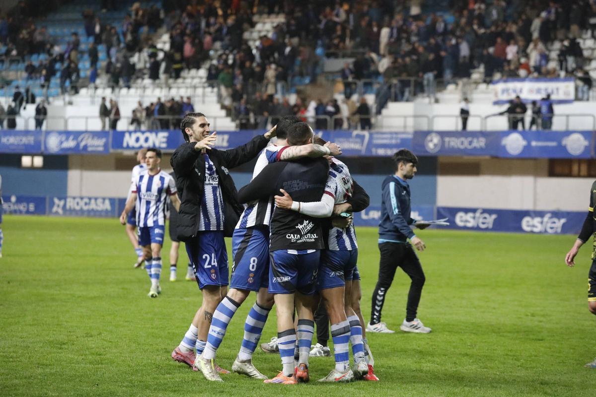 Los futbolistas del Avilés celebran un triunfo este curso