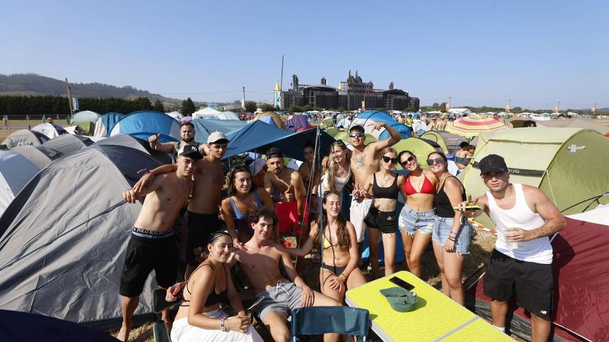 Fiestas, juegos y alguna escapada a por cachopo: así entretienen la espera los &quot;boombis&quot; de la acampada