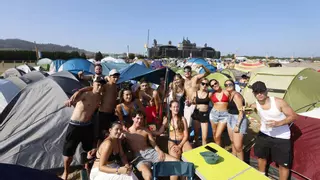 Fiestas, juegos y alguna escapada a por cachopo: así entretienen la espera los "boombis" de la acampada