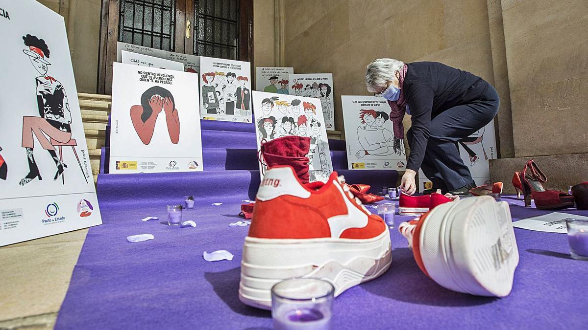 Zapatos rojos en recuerdo de las mujeres asesinadas este año | PILAR CORTÉS/INFORMACIÓN