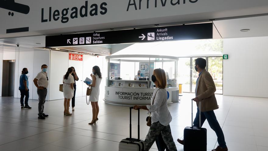 Pasajeros en el Aeropuerto de Murcia.