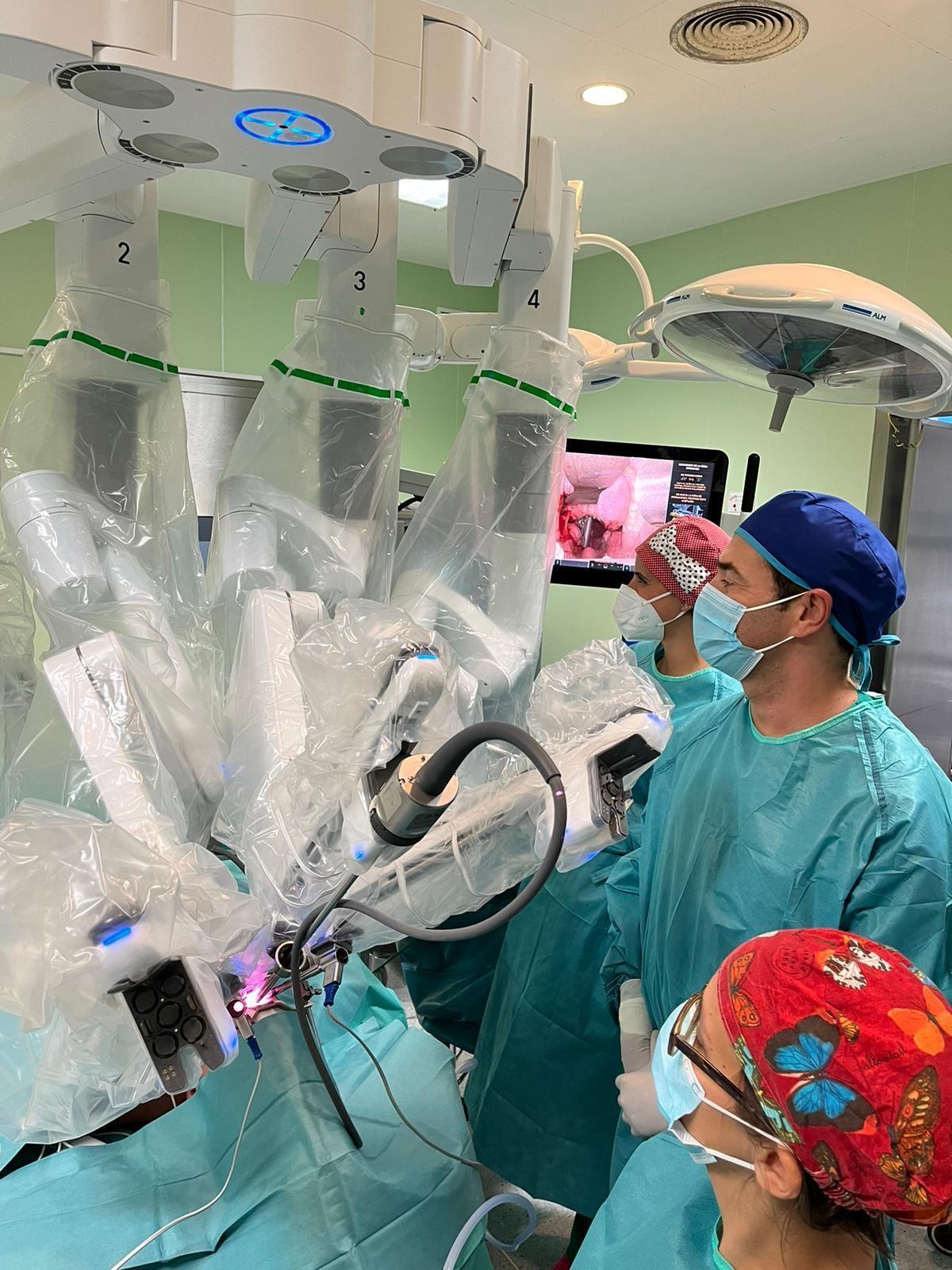Mas de medio centenar de pacientes oncológicos complejos con lesiones de cabeza y cuello podrán beneficiarse cada año de la cirugía robótica en el Hospital Clínico de Málaga
