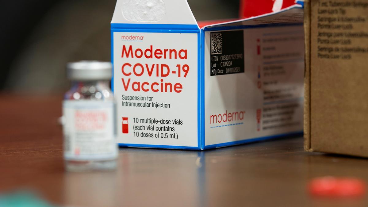 Moderna afirma que los datos iniciales apuntan que su vacuna inicial ya protege contra la variante sudafricana.