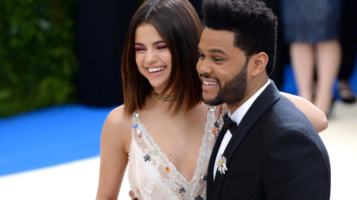 Primera vez de Th Weeknd y Selena Gómez en la alfombra roja