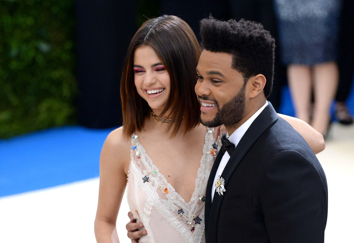 Primera vez de Th Weeknd y Selena Gómez en la alfombra roja