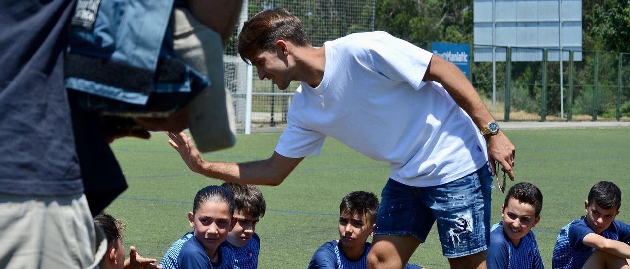 Denis saluda a los niños que participan en su campus.