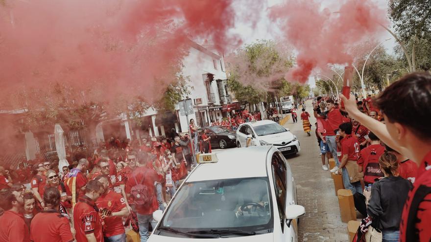 FOTOS | Los aficionados del Mallorca toman Sevilla antes de la final de la Copa del Rey