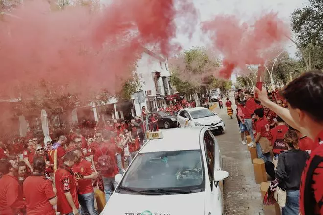 FOTOS | Los aficionados del Mallorca toman Sevilla antes de la final de la Copa del Rey