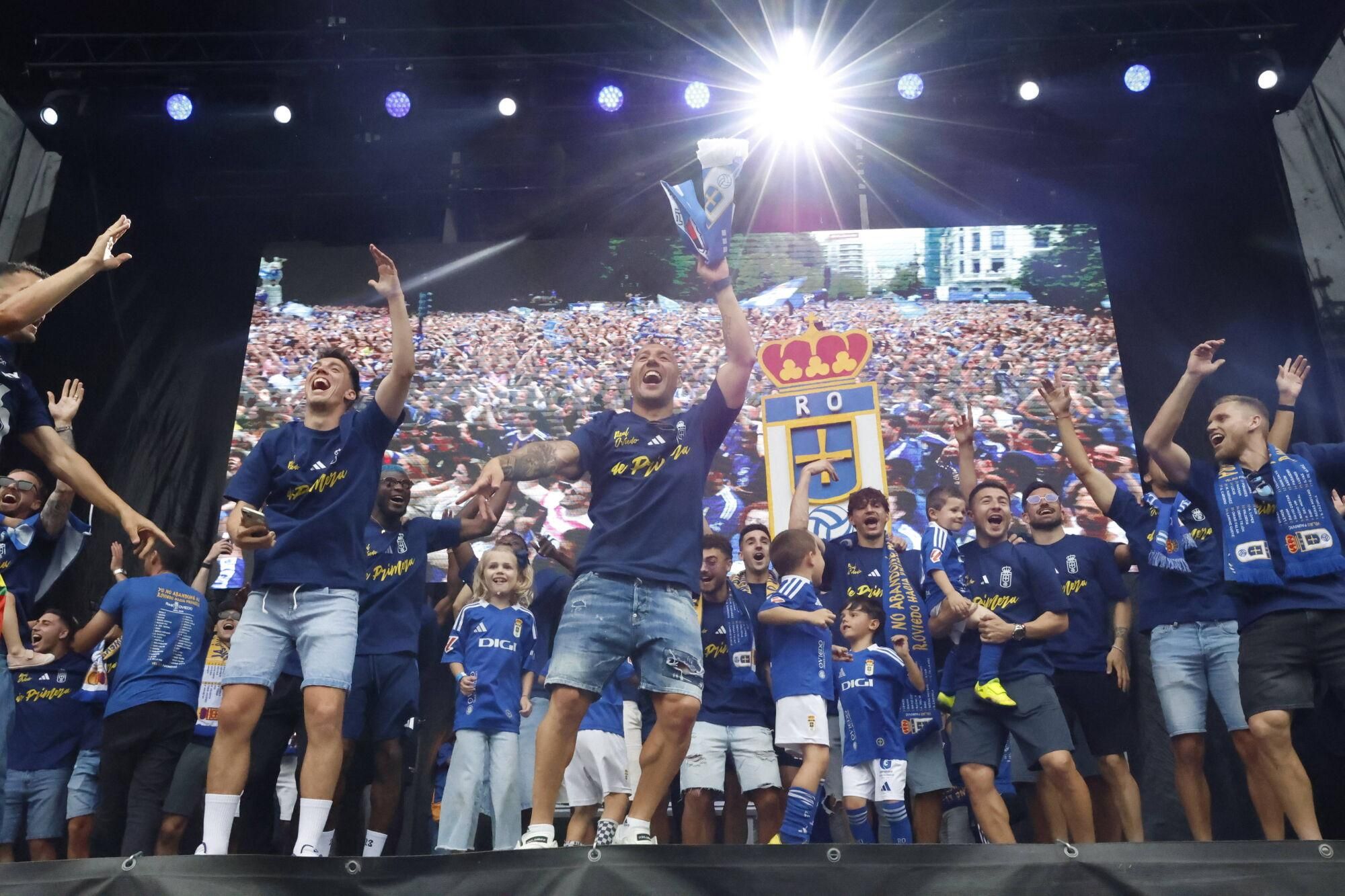 Locura azul en las calles de Oviedo para celebrar el ascenso del equipo a Primera División