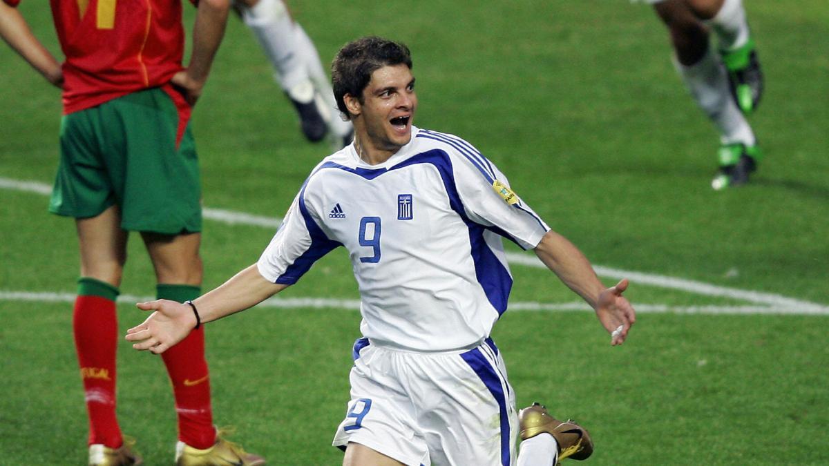 Charisteas celebra el gol que le dio a Grecia su primera y única Eurocopa