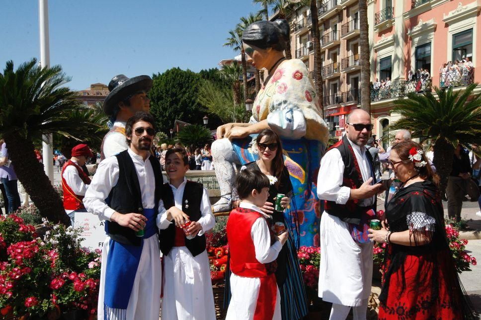 Las carrozas y la 'tronaera', claves para el ambiente del Bando 2016