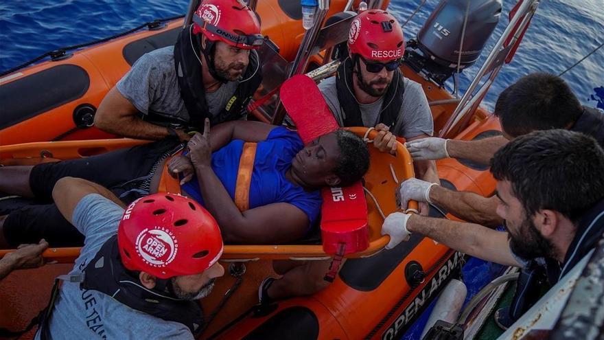 Open Arms pide a España un puerto para desembarcar a un superviviente y dos muertos