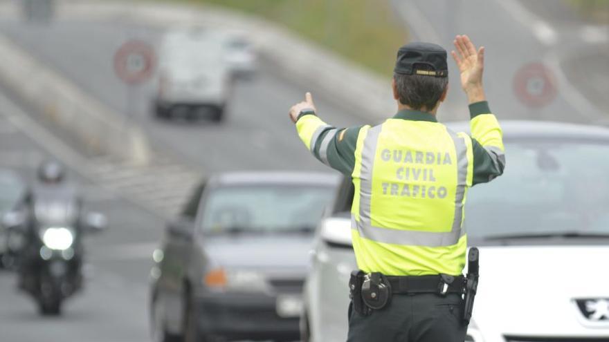 Un control de la Guardia Civil de Tráfico. |  Casteleiro / Roller Agencia