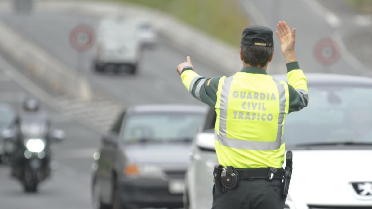 Un control de la Guardia Civil de Tráfico. |  Casteleiro / Roller Agencia
