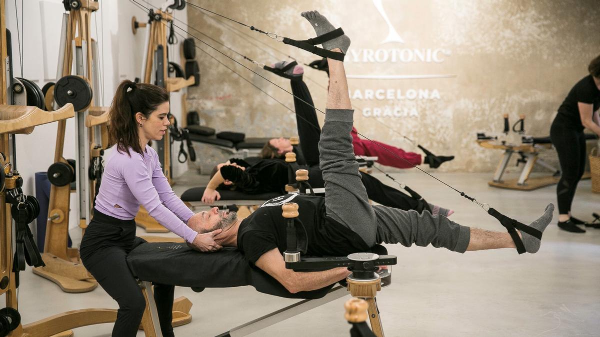 Tres alumnos practican Gyrotonic en las máquinas base (hay cinco tipos) del estudio de Gràcia.