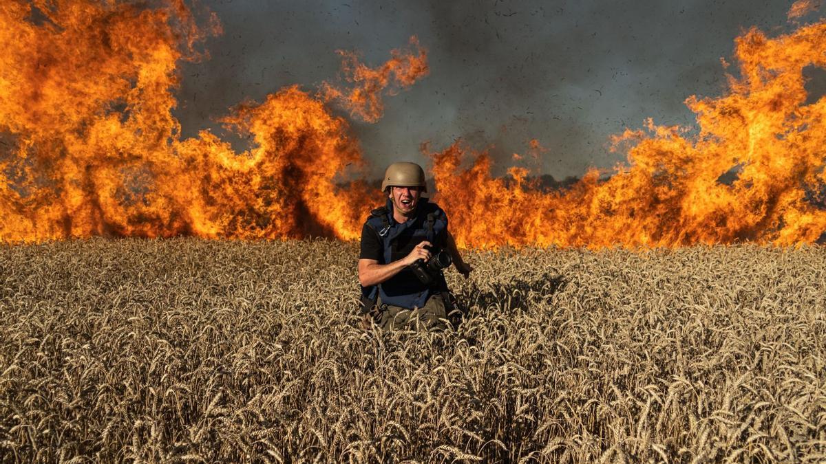 &quot;Contar el sufrimientoEl fotoperiodista ucraniano Evgeniy Maloletka escapa de un campo de cereales en llamas.de la gente da sentido a mi trabajo&quot;