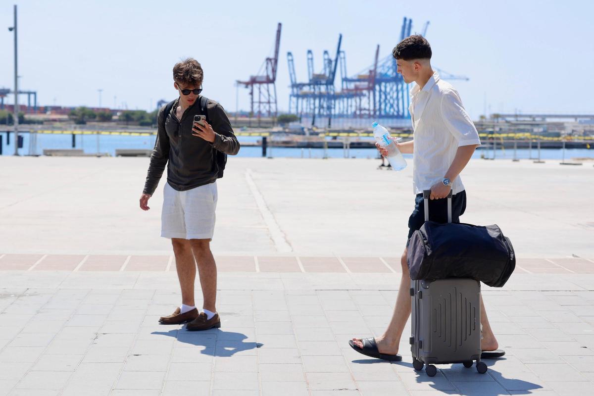 Las playas de València se llenan ante la llegada inminente de una nueva ola de calor
