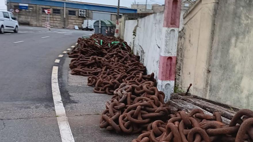 Cadenas para los peatones en el muelle de Aldán.