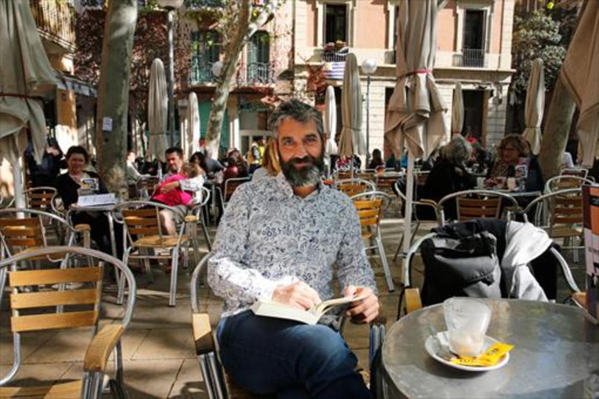 Roger de Gràcia, a la terrassa de La Cafetera, a la plaça de la Virreina, 2. Roger de Gràcia, a la terrassa de La Cafetera, a la plaça de la Virreina, 2.