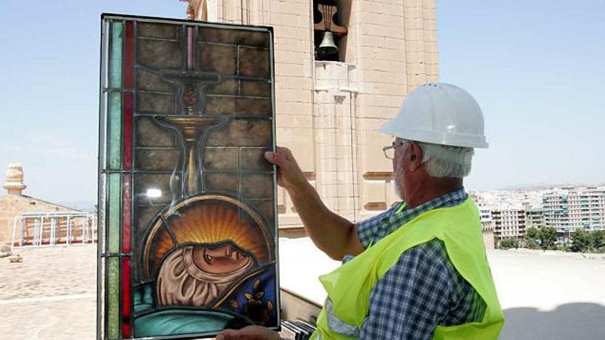 Las cuatro primeras vidrieras restauradas volverán a llenar de luz la cúpula de Santa María.