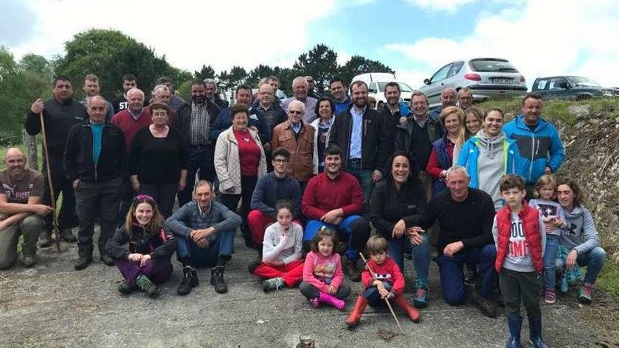 Los ganaderos en el monte Cayón junto al alcalde de Piloña, Iván Allende, y la consejera María Jesús Álvarez.