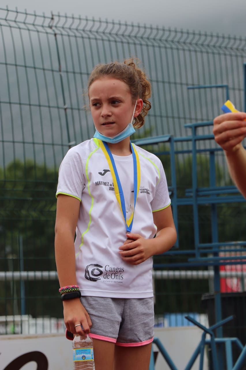 Una medallista, en el podium.