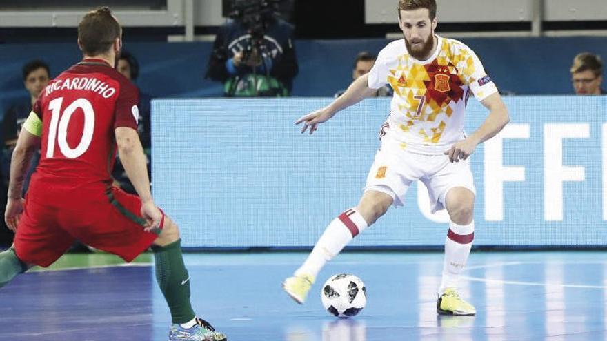 Pola controla el balón ante la oposición de Ricardinho, durante la final del Europeo ante Portugal. // @SeFútbol