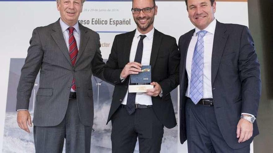 Julio Pérez, periodista de FARO, recoge el premio en Madrid. // Salvador Fenoll Bernabéu