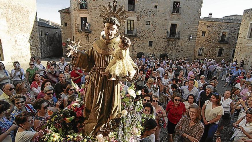 400 personas acompañan a San Antonio en Cáceres