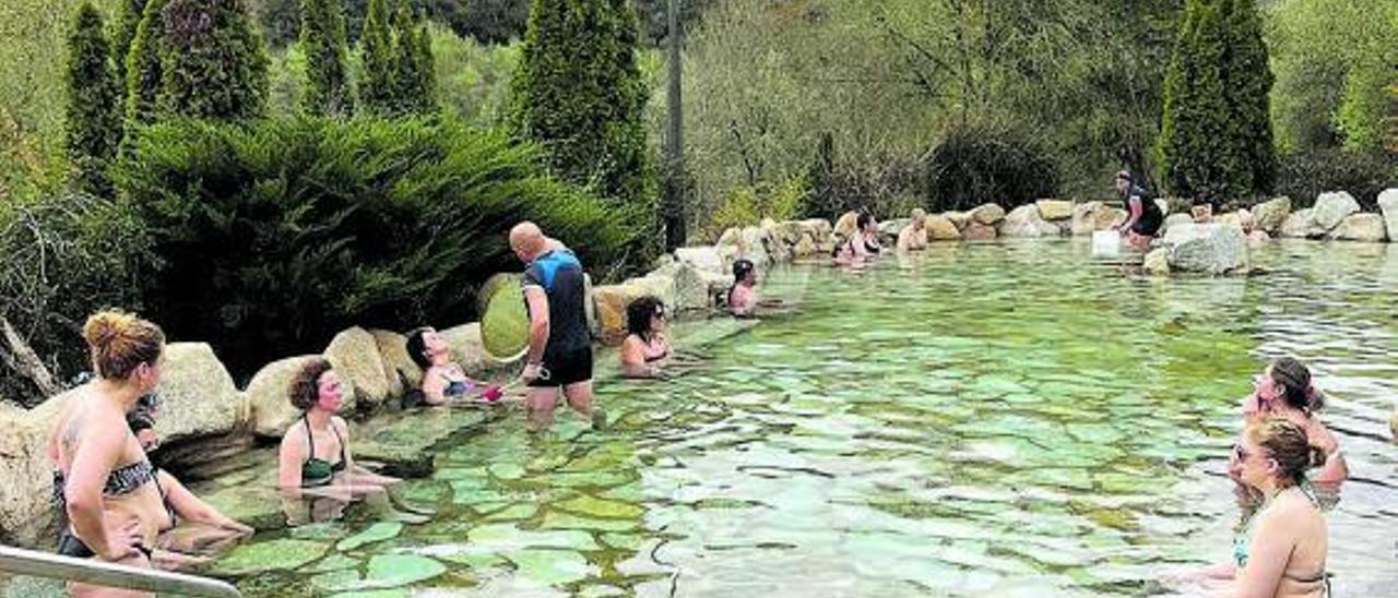 Clase de yoga en las termas. |   // FERNANDO CASANOVA