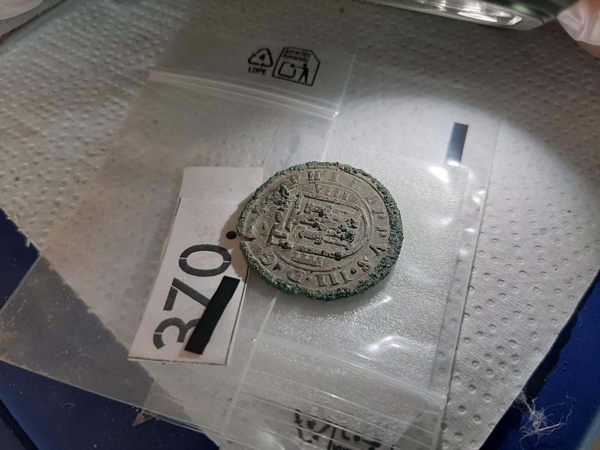Una de las monedas de los enterramientos