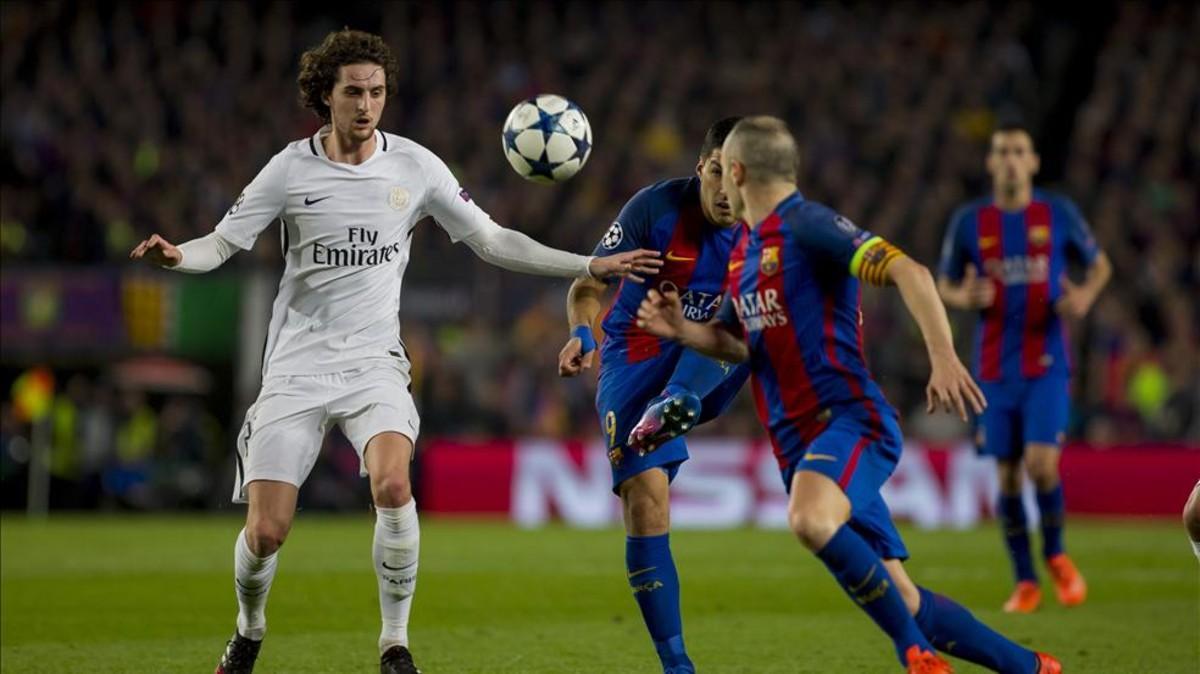 Andrés Iniesta, junto a Adrien Rabiot