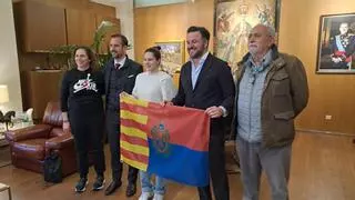 El alcalde de Elche recibe a la nueva nadadora olímpica Ángela Martínez