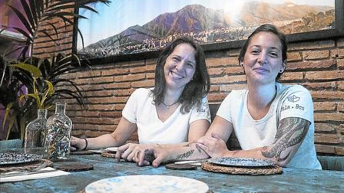 HERMANAS CAÑERASAdriana y Adnaloy Osío, en el restaurante venezolano Caña de azúcar. En la foto pequeña, las arepas de asado negro con queso cheddar y trufa de verano.