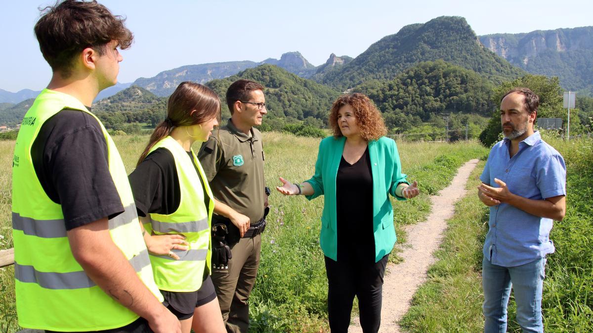 La secretària d'Acció Climàtica, Anna Barnadas, i l'alcalde de l'Esquirol, Àlex Montanyà, amb els ADF i els informadors