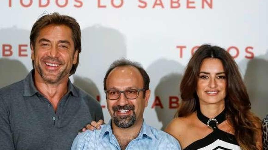Javier Bardem y Penélope Cruz, junto al director iraní Asghar Farhadi.