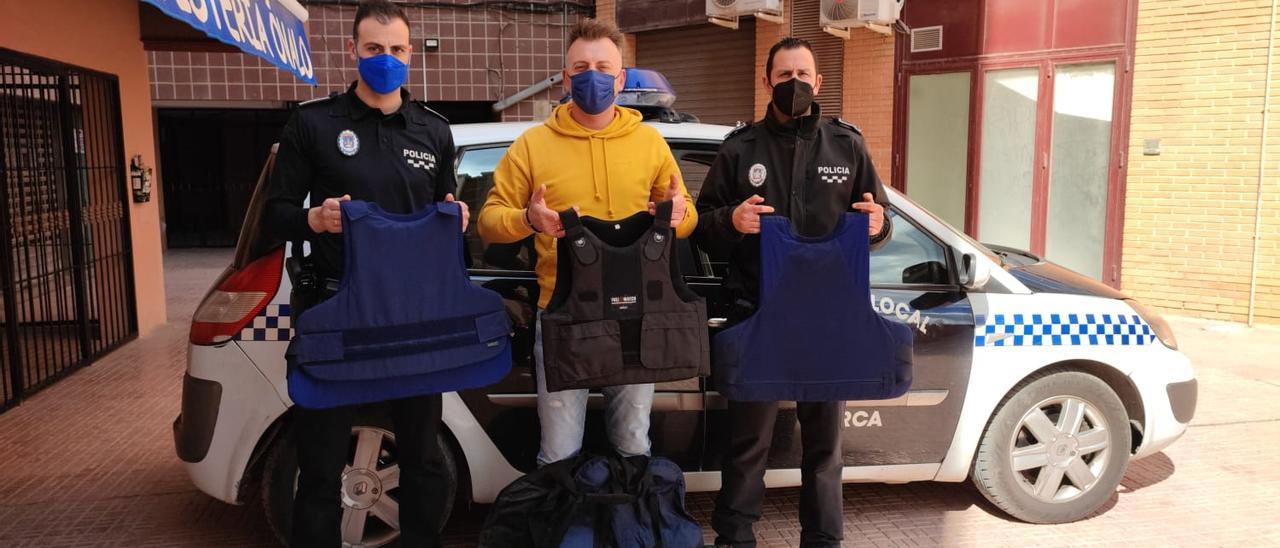 Agentes de la Policía Local entregan los chalecos antibalas, este miércoles.