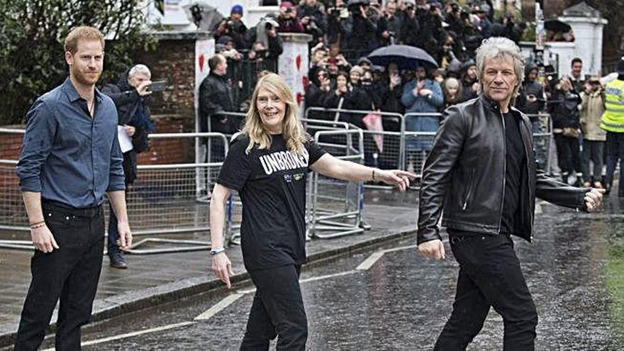 El príncipe Enrique y Bon Jovi, ayer, en Abbey Road.