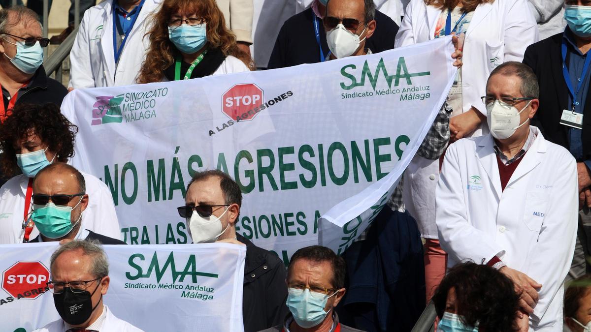 Concentración de médicos y sanitarios en la puerta del Hospital Regional