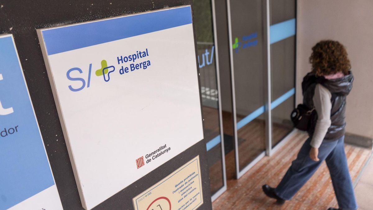 Una usuària entrant a l'Hospital de Berga
