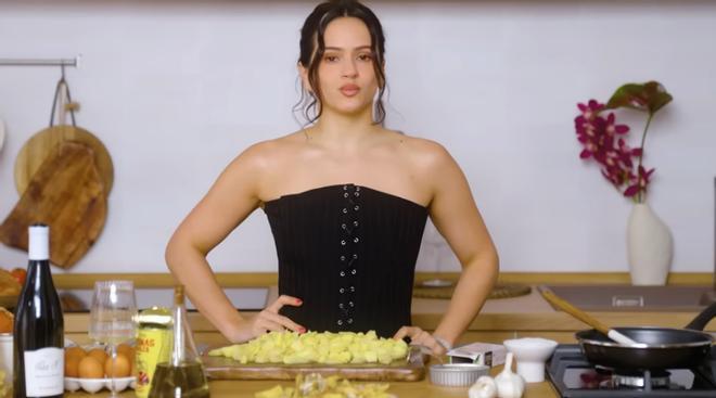 Rosalía, preparando una tortilla de patatas, en Vogue.