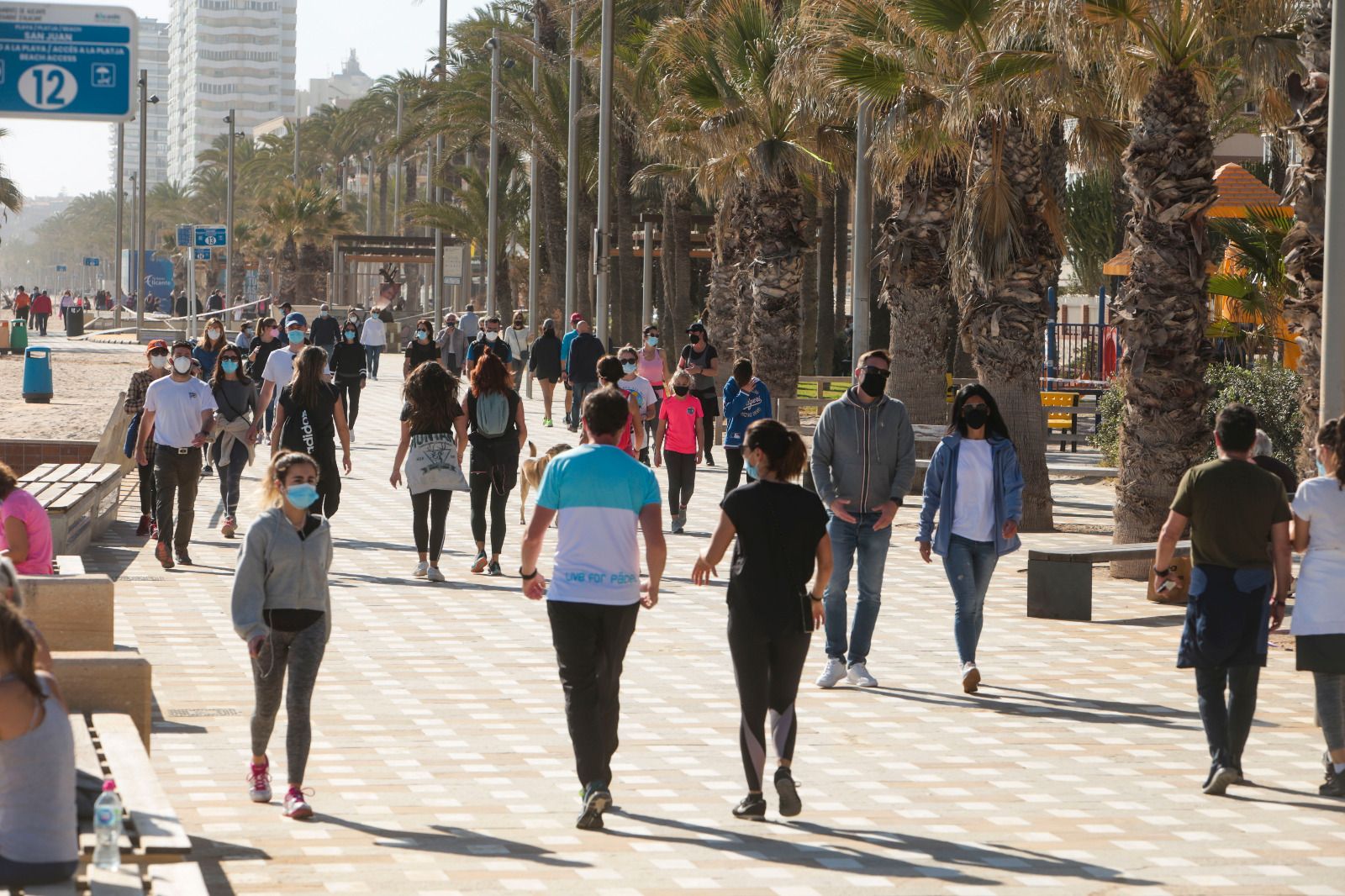 Ambiente primaveral en la playa de San Juan el primer sábado de febrero