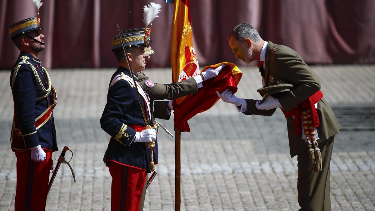 Los reyes llegan a la Academia de Zaragoza para la jura de bandera de Felipe VI