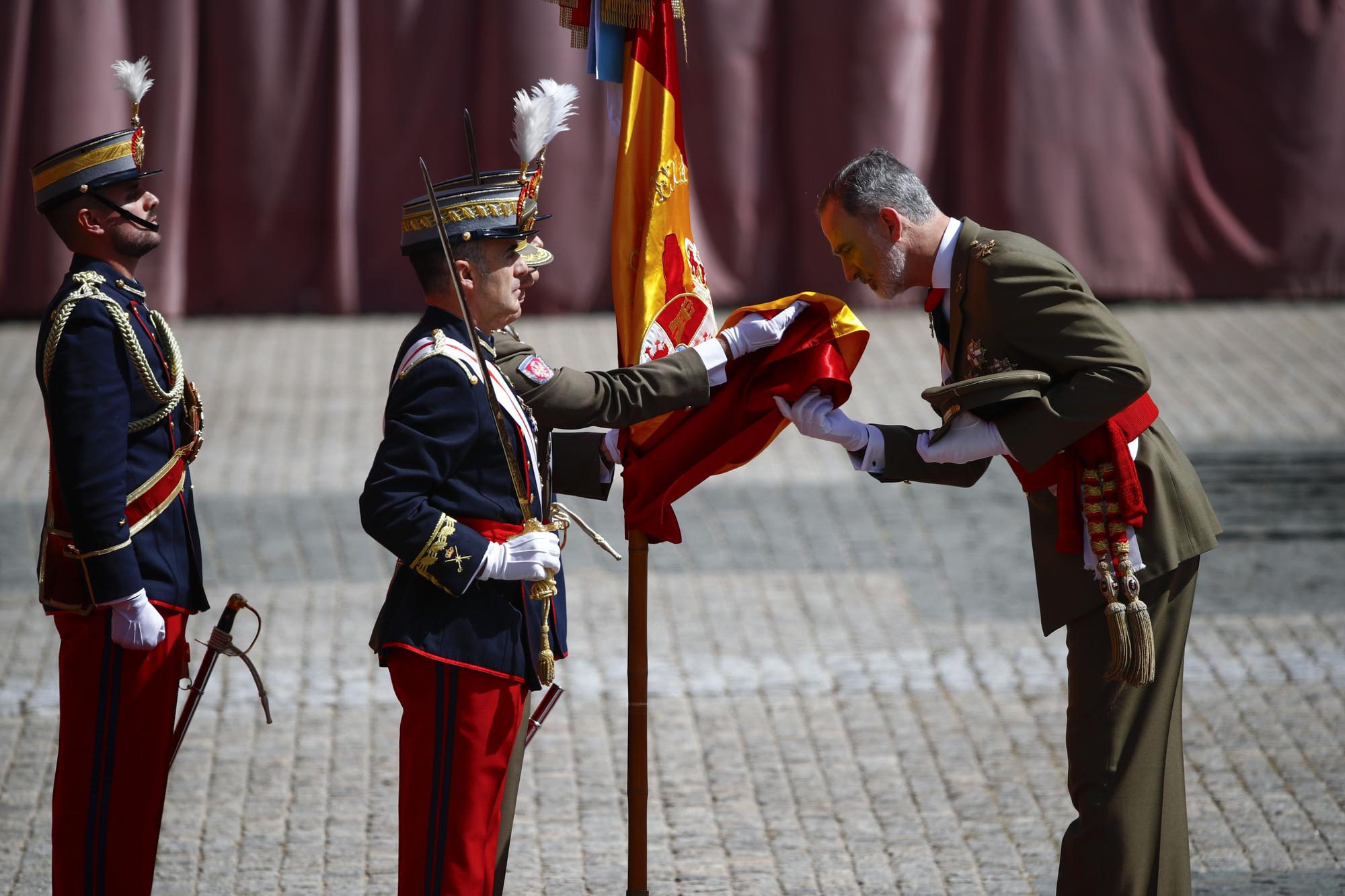 Los reyes llegan a la Academia de Zaragoza para la jura de bandera de Felipe VI