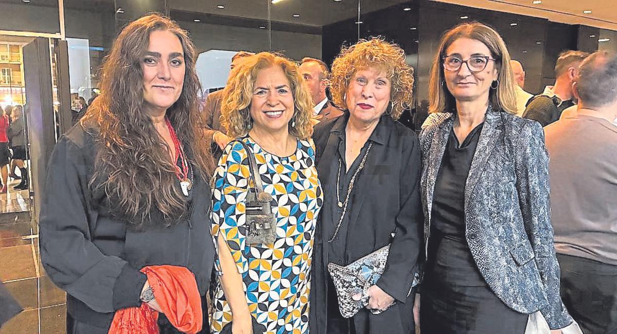 La artista y profesora de dibujo en la UMH  Susana Guerrero, junto a la subdirectora del Teatro Principal de Alicante, María Dolores Padilla; la historiadora y comisaria artística Juana María Balsalobre y la bibliotecaria de la Escuela Europea Cristina Llorens.