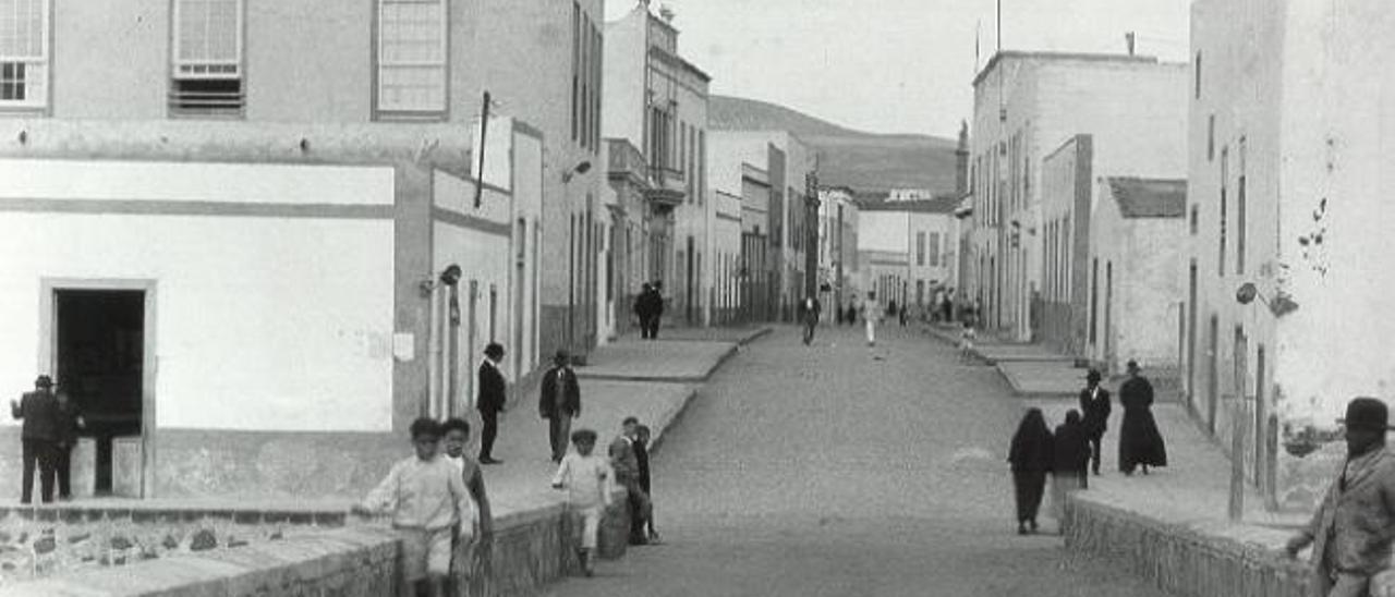 Fotografía de principios del siglo XX en el que se observa uno de los tramos del puente que ha salido a la luz.