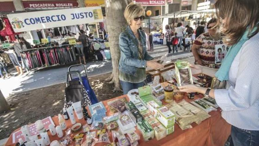 La oferta de Comercio Justo se incorporó ayer a la del mercado de los sábados.